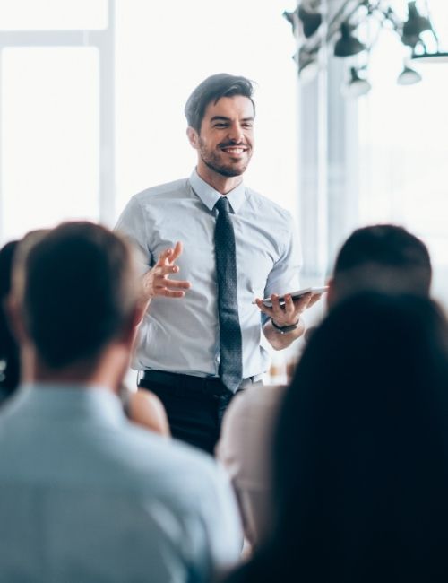 formateur qui s'exprime