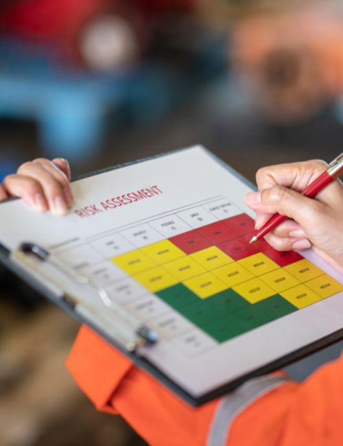 Une main avec un stylo qui check un tableau de sécurité