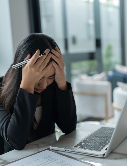 femme se prend la tête dans les mains